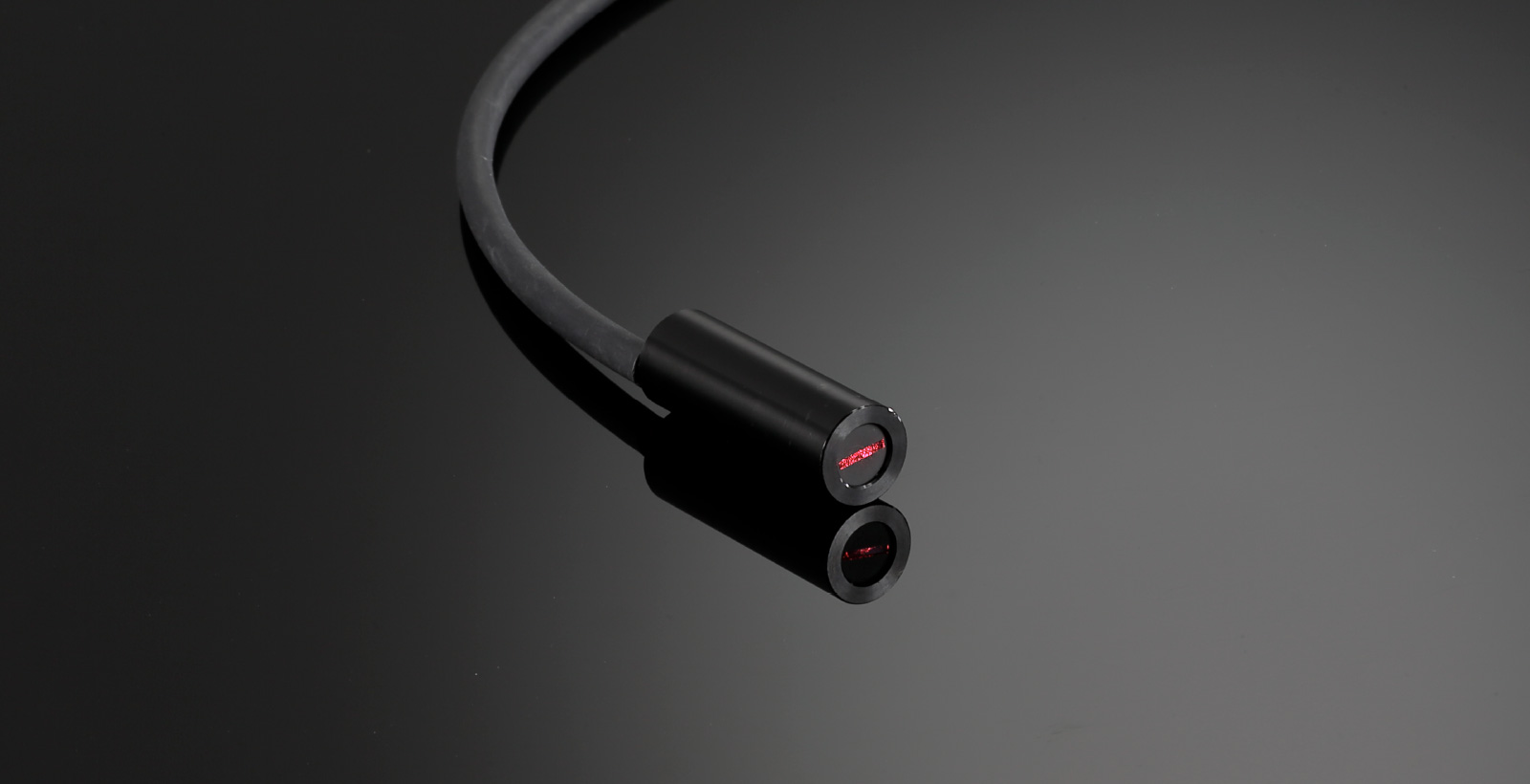 非球面レンズを活用した高精度ラインレーザー